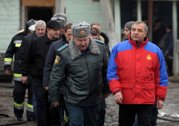 Министр по делам гражданской обороны, чрезвычайным ситуациям и ликвидации последствий стихийных бедствий Владимир Пучков (справа) на месте пожара.