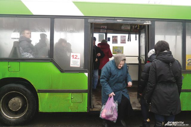 Пропускать выход. Выходить из автобуса. Люди выходят из автобуса. Пассажиры выходят из автобуса. Выходить из транспорта.