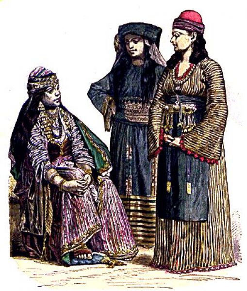 Три мусульманские женщины, жительницы окрестностей Дамаска и Мекки, в традиционных арабских костюмах, XIX век. С точки зрения современных законов страны, все женщины слишком открыты и нарушают дресс-код.
