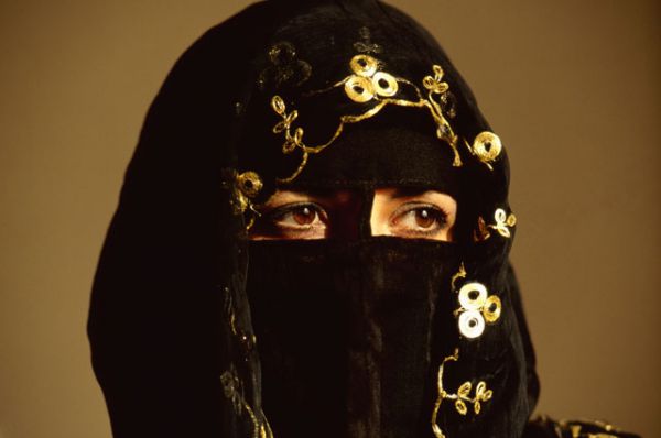 Лица саудовских женщин спрятаны под никабом – мусульманским женским головным убором с узкой прорезью для глаз.