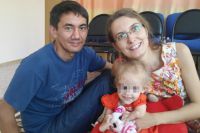 Юлия и Али Бейсеновы с маленькой Элей.