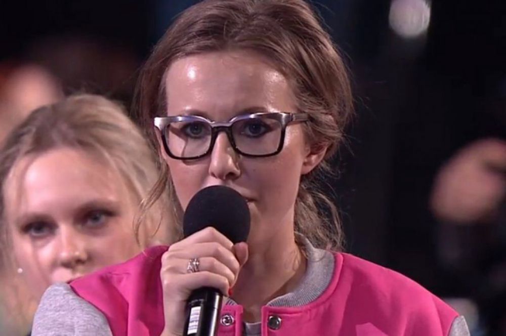 После того, как Ксения Собчак задала Путину два весьма жестких вопроса про угрозы Рамзана Кадырова родственникам террористов в Чечне и по поводу травли «пятой колонны», президент спросил Пескова: «Зачем ты ей слово дал?» «Виноват», - ответил пресс-секретарь.