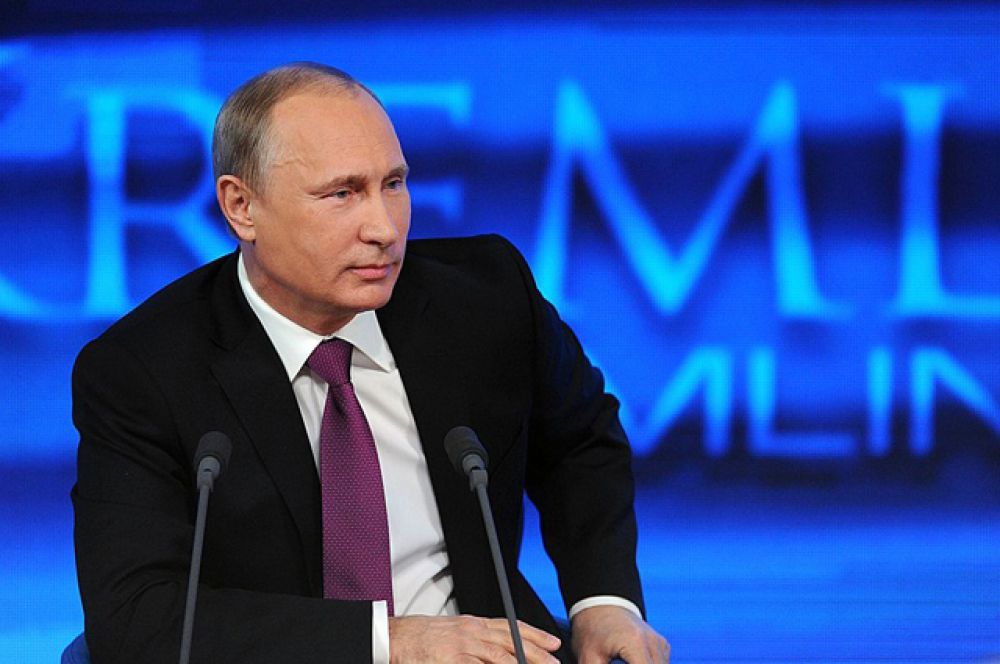 На вопрос о личной жизни Путин ответил, пересказав диалог с приятелем: «Он говорит, у тебя есть любовь? Я говорю, в каком смысле?— Ну ты любишь кого-нибудь? Я говорю — ну да. — А тебя кто-нибудь любит? Я говорю — да». И добавил, что после этого приятель с облегчением выдохнул и «махнул водочки».
