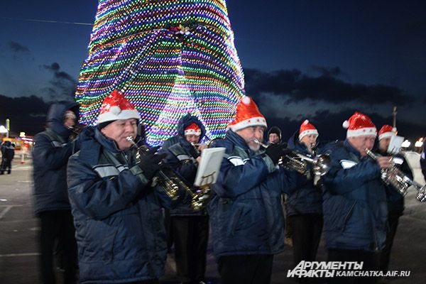 Городской оркестр исполнил знакомые всем новогодние композиции. 