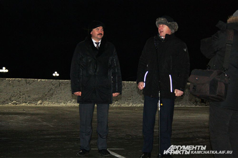 С наступающими новогодними праздниками камчатцев поздравили градоначальник Константин Слыщенко и сити-менеджер Дмитрий Зайцев.