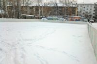 На уралмашевском корте сегодня можно поиграть в снежки, но никак не в хоккей.
