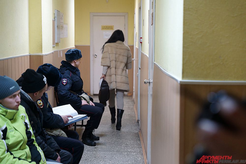 Начало заседания началось с получасовым опозданием. В это время обвиняемая гуляла по коридору.