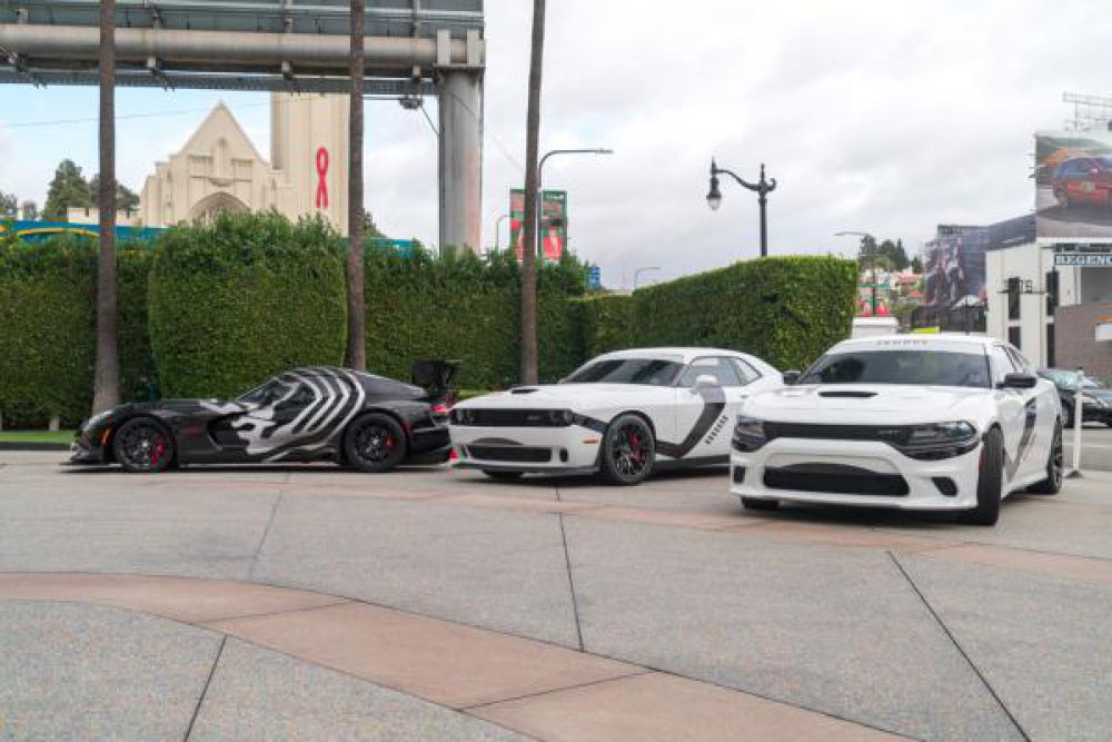 Компания Dodge решила не ограничиваться поставкой "штурмовиков" для Uber и представила три особых автомобиля, которые будут "патрулировать" Лос-Анджелес в преддверии выхода новых "Звездных войн": Charger SRT Hellcat, Challenger SRT Hellcat и Viper ACR.