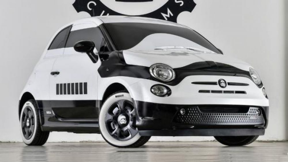 В ноябре миланская дизайн-студия Garage Italia Customs представила на моторшоу в Лос-Анджелесе особую версию электрического хетчбэка Fiat 500e, выполненную в стилистике имперского штурмовика из киносаги «Звездные войны». Выпуск новинки, подготовленной по спецзаказу альянса Fiat Chrysler Automobiles (FCA), приурочили к выходу седьмой части саги.