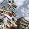Фрагмент гостиницы «Москва» и государственные флаги разных стран на площади 50-летия Октября (сейчас Манежная площадь) во время проведения V Московского международного кинофестиваля.