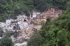Размытый ливнями склон холма высотой в несколько десятков метров обрушился на поселок в муниципалитете Санта-Катарина-Пинула в Гватемале в ночь на 2 октября. Потоки грязи и камни размером с автомобиль разрушили 125 домов. Число погибших при сходе оползня приближается к 300 человек.