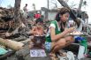 Каждый год в сезон дождей с июня по декабрь на Филиппины обрушиваются около 20 бурь и тайфунов. В прошлом году из-за наводнений и оползней, вызванных тайфуном «Сеньянг», на Филиппинах погибли 53 человека. В этом году там бушует тайфун «Мелор», уже пострадали по меньшей мере 20 человек.