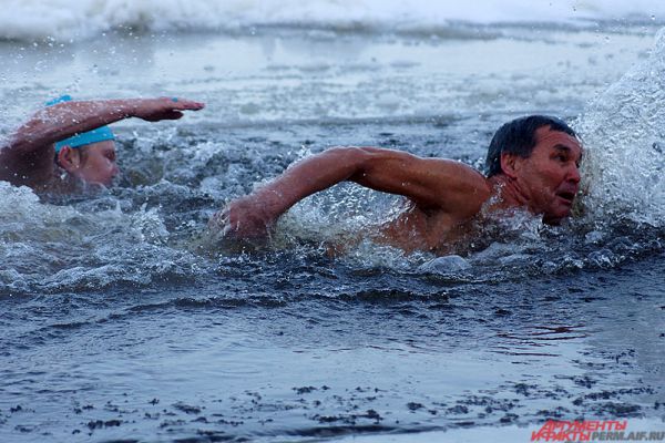 Помимо классического одиночного прохождения водной глади (в них участвовали мужчины и женщины), были и командные заплывы – эстафеты по 25 метров. 