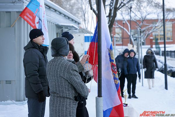 Поднятие флага России и гимн, словно на настоящих соревнованиях.