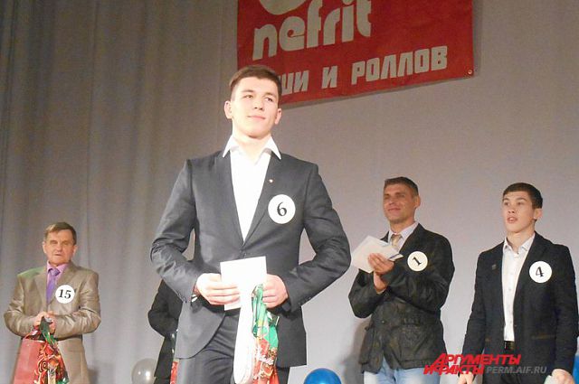 Победитель конкурса Алексей Юдин получает приз.
