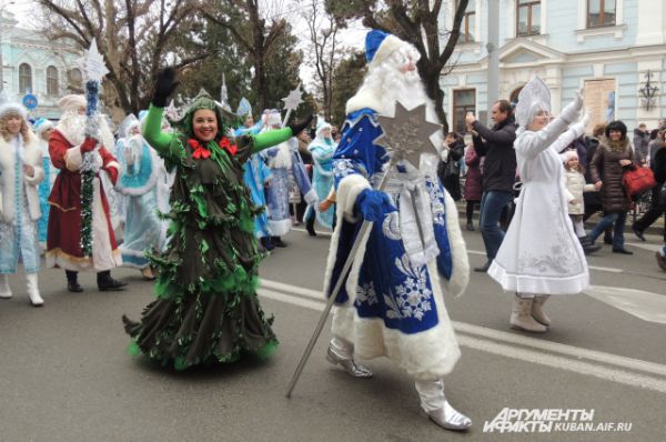 Даже злые сказочные герои были очень приветливы во время шествия Дедов Морозов. 