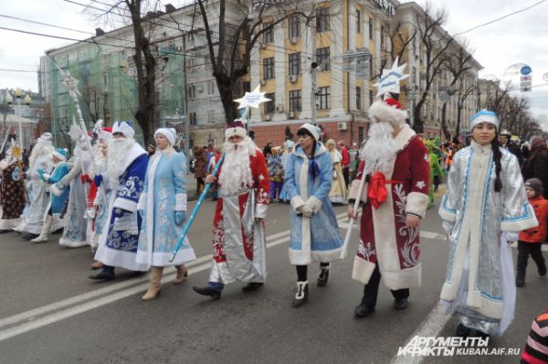 В шествии участвовали 44 Деда Мороза со своими свитами - по числу муниципальных образований на Кубани. 