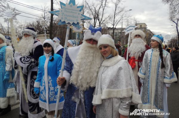 Каждый район Кубани постарался представить самых красивых Деда Мороза и Снегурочку. 