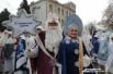 19 декабря по Театральной площади парадом прошли Деды Морозы и Снегурочки из всех районов края.