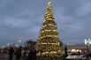 Вся переливающаяся огнями новогодняя ель у дверей одного из торговых центров Краснодара.