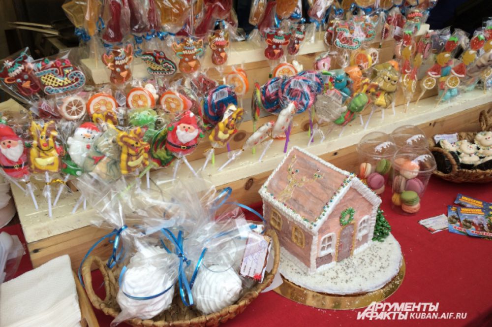 На Театральной площади можно приобрести елочные игрушки и другие новогодние украшения, фрукты, мед, сувениры и аксессуары ручной работы, конфеты и шоколад. 
