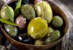Оливки. Масло в оливках улучшает пищеварение, поэтому их можно и нужно подавать на закуску. А еще оливки нейтрализуют токсичные для организма вещества: именно поэтому их так хорошо добавлять в коктейли или закусывать ими крепкие напитки.
