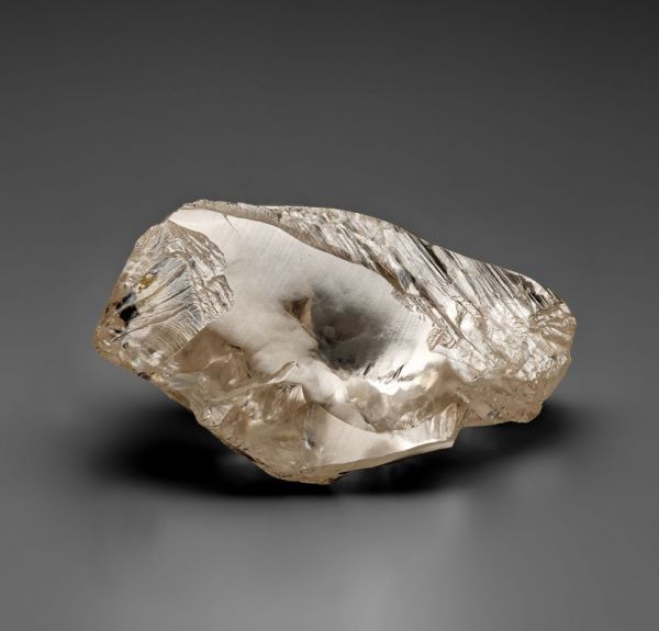Крупнейший алмаз собрания массой 342, 57 карата был найден в 1980 году в кимберлитовой трубке «Мир» и получил название «XXVI съезд КПСС» в честь съезда, который прошел в 1981 году.