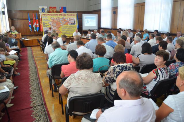 Перед слушателями выступает министр финансов Ульяновской области Екатерина Буцкая.