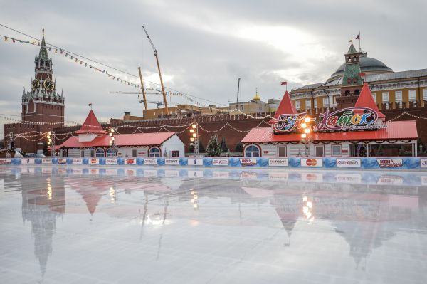 Растаявший лед катка на Красной площади.