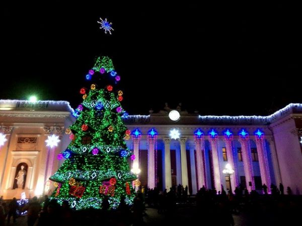 Новогодняя елка Одессе в этом году бьет рекорд по длине гирлянды, которая светится. Чиновники посчитали, что ее длина - 4 км. 