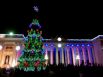 Новогодняя елка Одессе в этом году бьет рекорд по длине гирлянды, которая светится. Чиновники посчитали, что ее длина - 4 км.