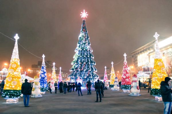 В Харькове на площади Свободы появилась самая высокая новогодняя елка в Украине
