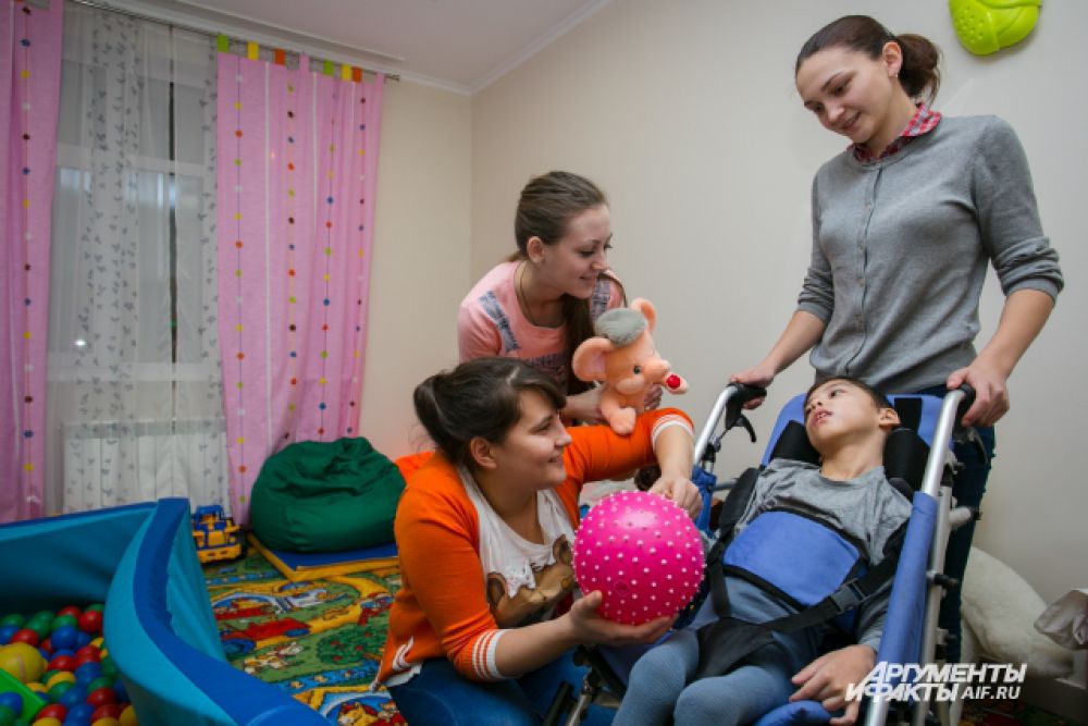Помогать маленьким пациентам хосписа приходят волонтеры.