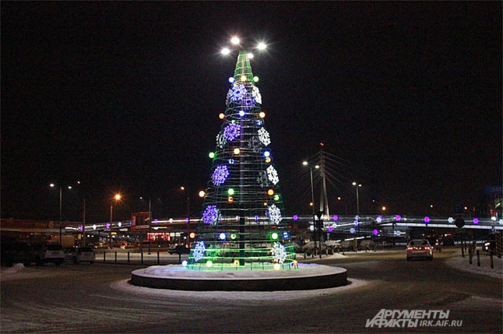 Необычне елки можно увидеть в самых разных районах города.