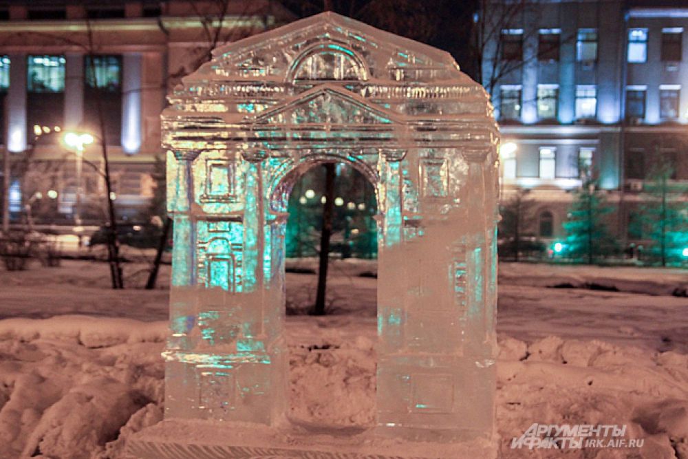 Вообще в этом году Новогодние праздники проходят под знаком 355-летнего юбилея Иркутска. Ледовый городок сделан в стиле узнаваемых иркутских объектов. Это например, Московские ворота.  