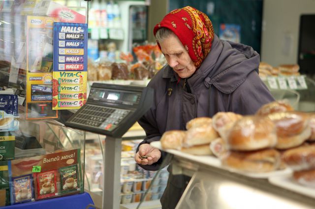 Все больше россиян начинает экономить на продуктах питания и одежде.