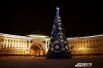 Главная ёлка Петербурга красуется на Дворцовой площади.