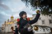 Кадет украшает Новогоднюю ёлку на Соборной площади Кремля в Москве.