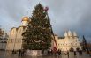 Рабочие украшают Новогоднюю ёлку на Соборной площади Кремля в Москве.