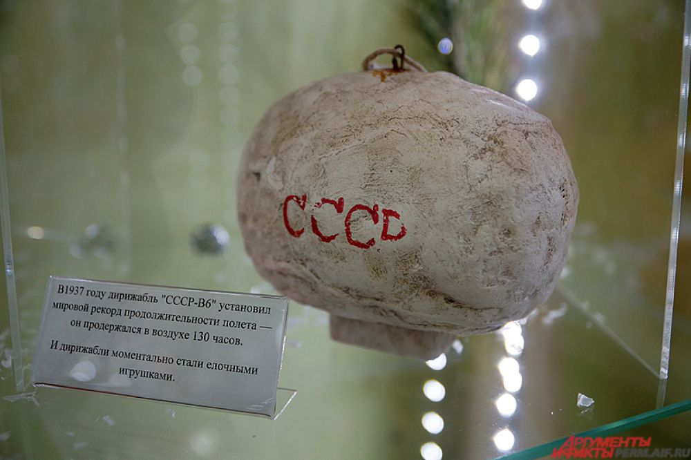 «Советские игрушки являются отражением эпохи и исторических событий . Поэтому очень приятно наблюдать, как в разные годы видоизменялись украшения в зависимости от времени. Так, например, в «хрущевские» годы появились знаменитые пластмассовые помидоры, кукуруза и огурцы», - рассказывает она.