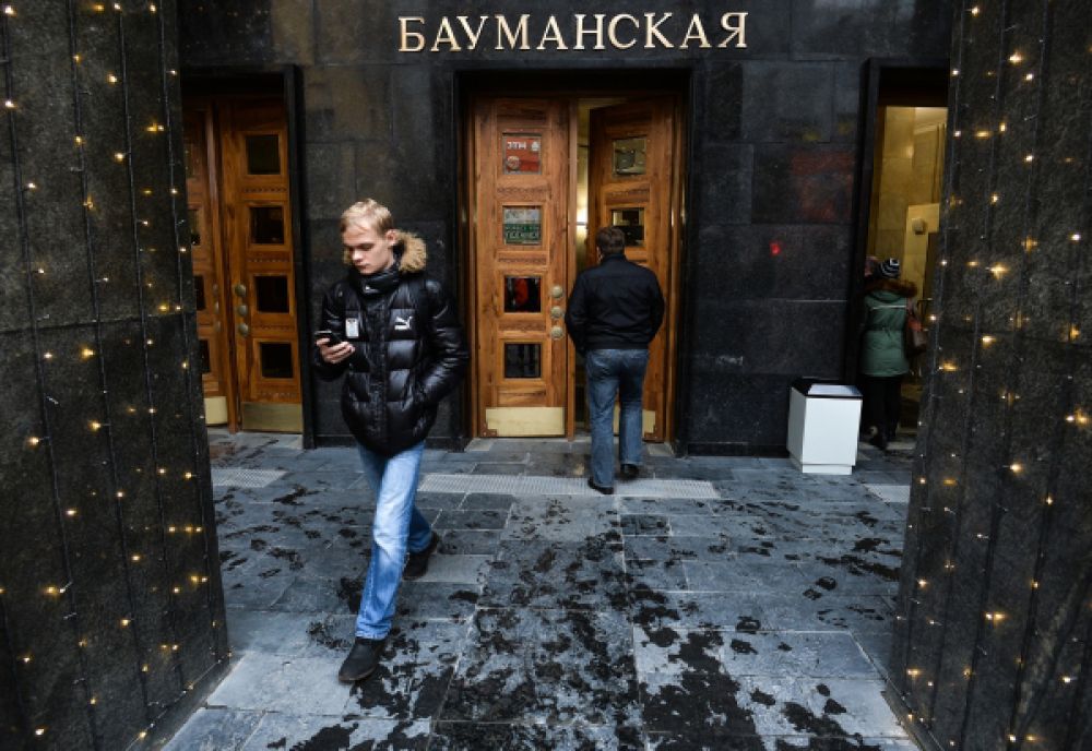 Пассажир у входа в метро.