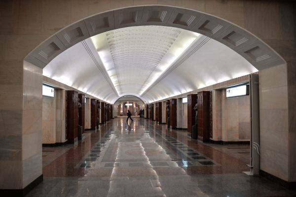 Станция «Бауманская» Арбатско-Покровской линии Московского метрополитена, открывшаяся после капитального ремонта.