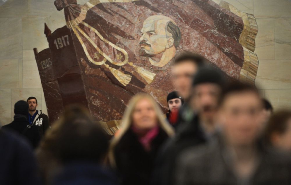 Пассажиры на станции «Бауманская».