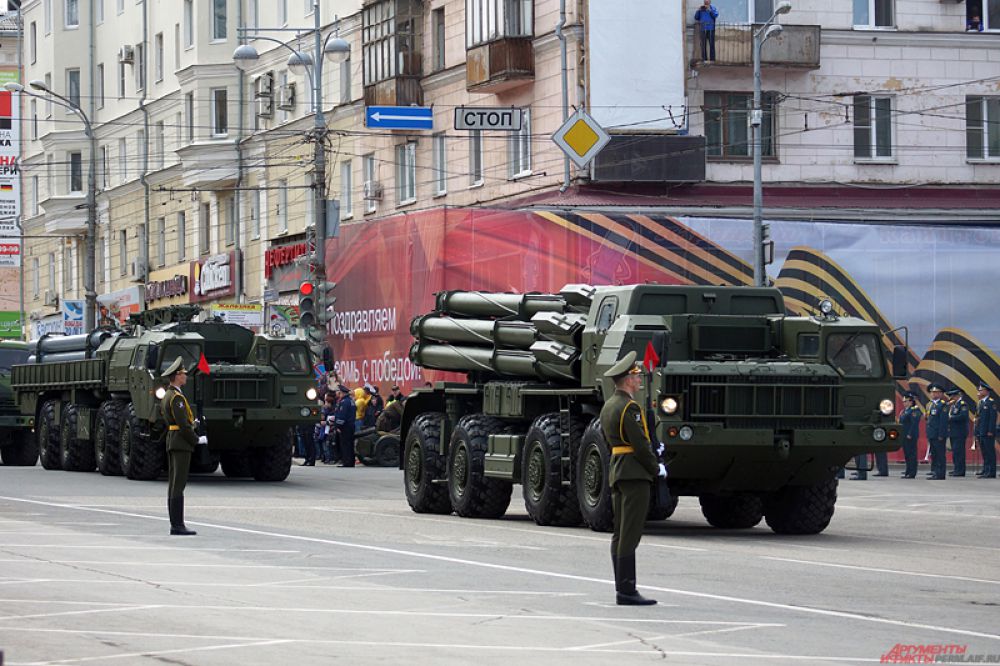 В Перми 9 мая на Октябрьской площади состоялось торжественное прохождение войск. В театрализованном прологе выступили Олег Газманов и муниципальный хор «Млада». Кроме того, впервые в параде принял участие легендарный танк Т-34, а также истребители Миг-31 пролетели прямо над зрителями.