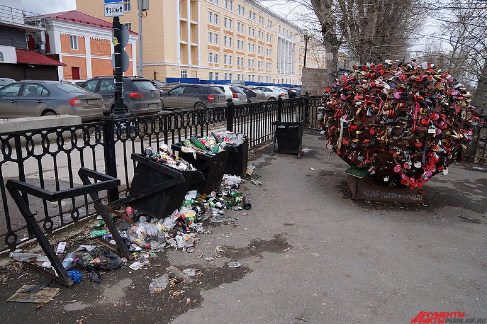 Наступление тёплой весны – главная тема для всех жителей города. В 2015 году пермяки активней обычного жаловались на многочисленный мусор, оттаявший из-под снега. Самая плачевная ситуация была во дворах и на детских площадках. Там повсюду лежали пивные бутылки, грязные пакеты и гнилые упаковки от продуктов.