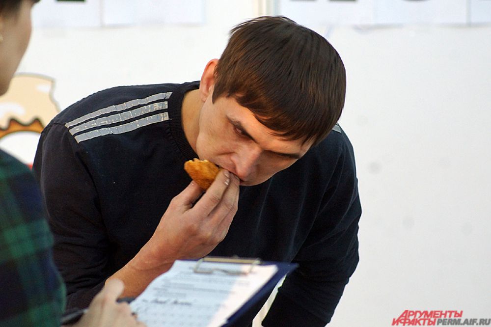«Спортсмены» выходили по трое, вставали за столы и после старта ведущего принимались за поедание сладостей.