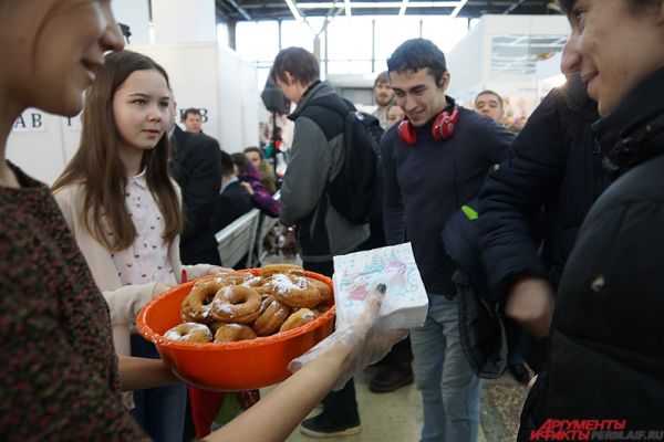 В финале мероприятия всем зрителям бесплатно раздали по пончику.