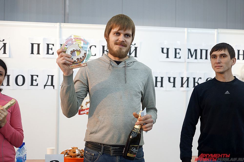 Как итог – победителем стал Роман Двинянинов, «проглотивший» 17 пончиков.