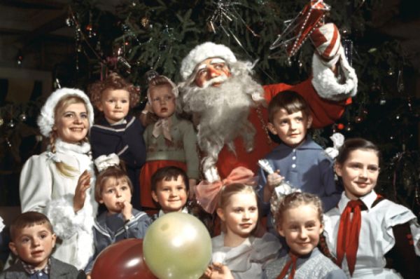 Дед Мороз и Снегурочка с детьми на новогодней ёлке, 1960.