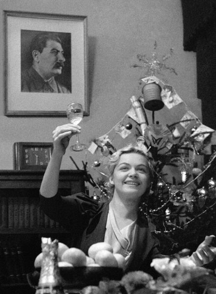 Традиции празднования Нового года в СССР начали по-настоящему складываться только после войны. 1 января стал выходным днём в 1947 году, лишь тогда у жителей СССР появилась возможность как следует погулять в новогоднюю ночь. На фото: 1939 год.